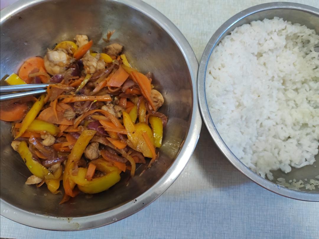 胡萝卜辣椒洋葱炒肉