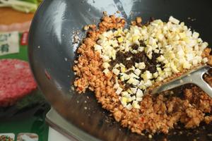 弹性素食｜芽菜笋粒肉燥面的做法 步骤5