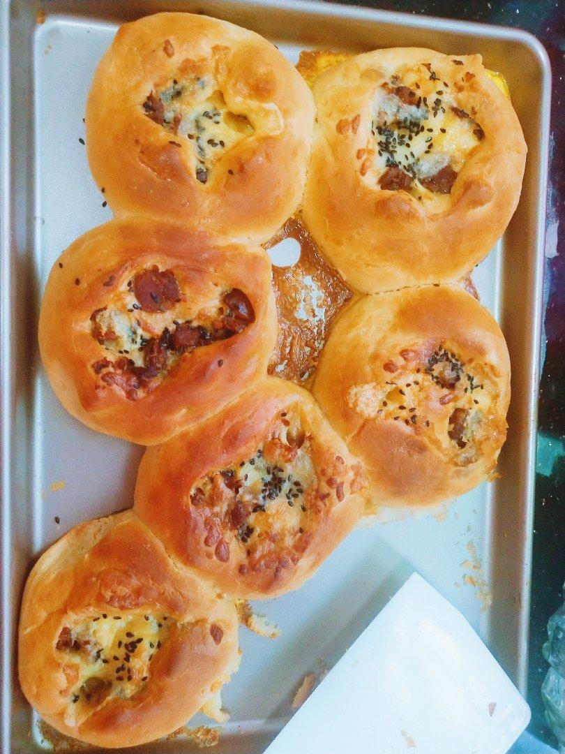 马苏里拉芝士加培根碎的面包 ​ ​​​​