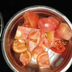 炝锅西红柿鸡蛋汤的做法 步骤1