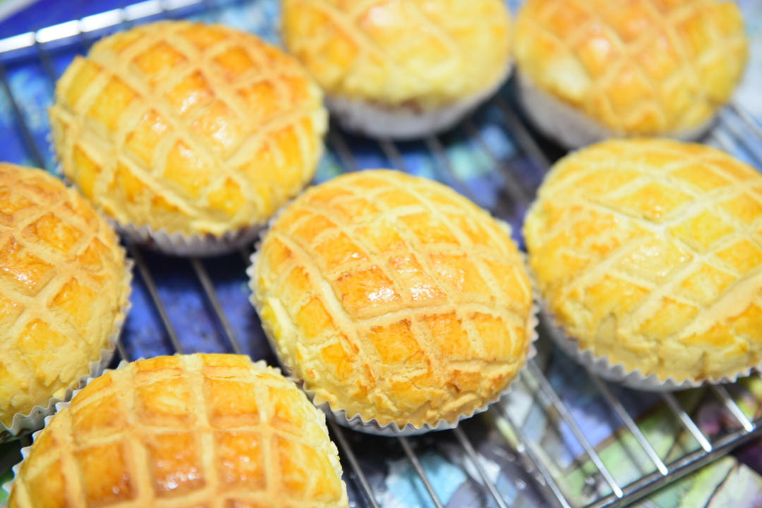 好吃到炸裂的港式菠萝包（附带制作酥皮的小视频）