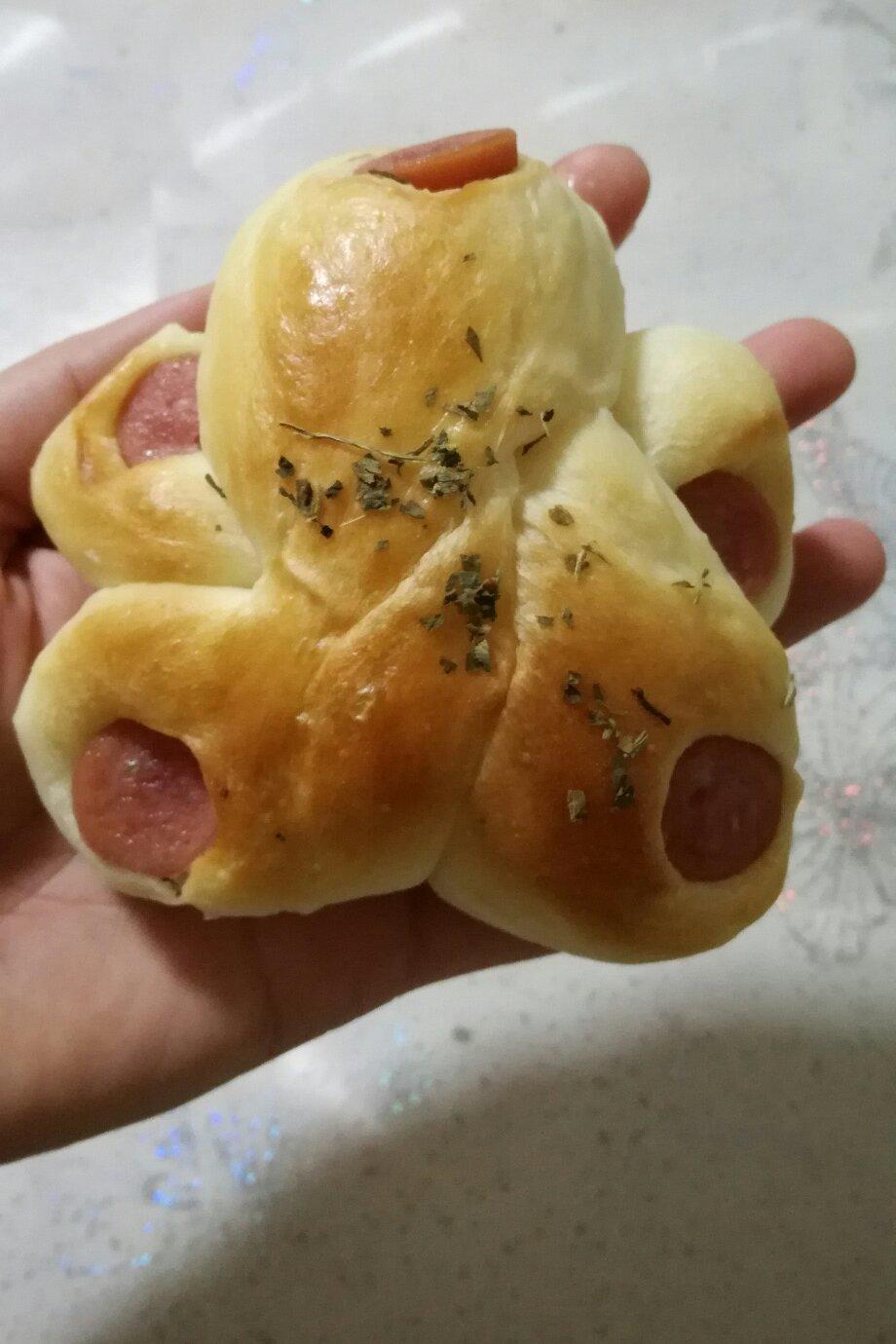 烤肠花朵面包
