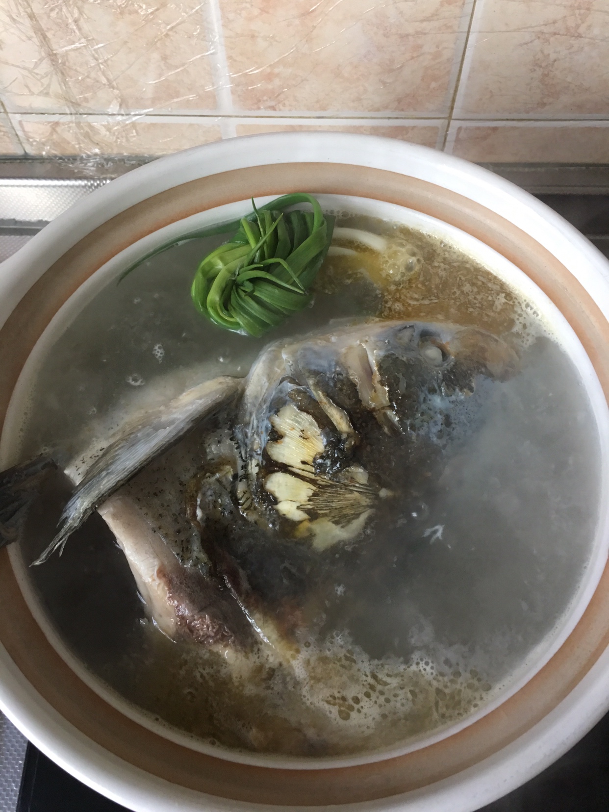 砂锅鱼头豆腐汤的做法 步骤3