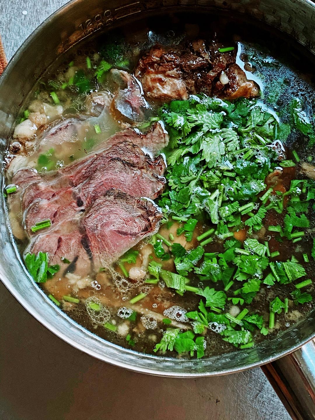 低碳生酮-香浓牛骨牛筋汤的做法