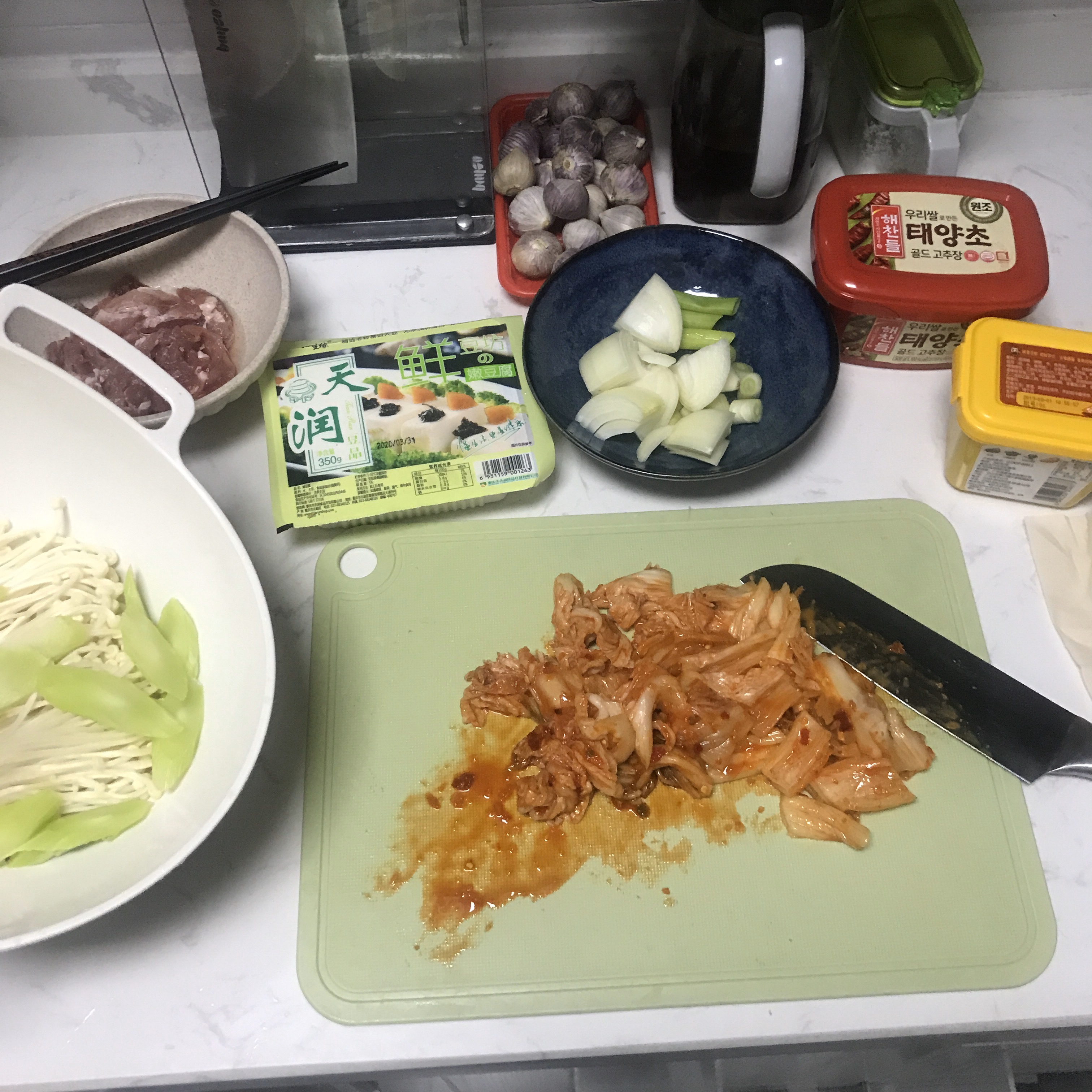 ❤️韩式泡菜豆腐汤：梨泰院class同款美食‼️的做法 步骤1