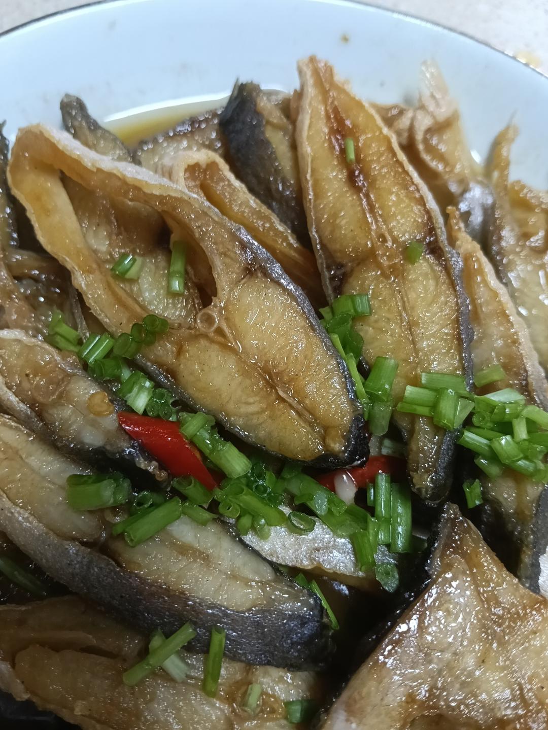 蒜米辣椒闷金鲳鱼