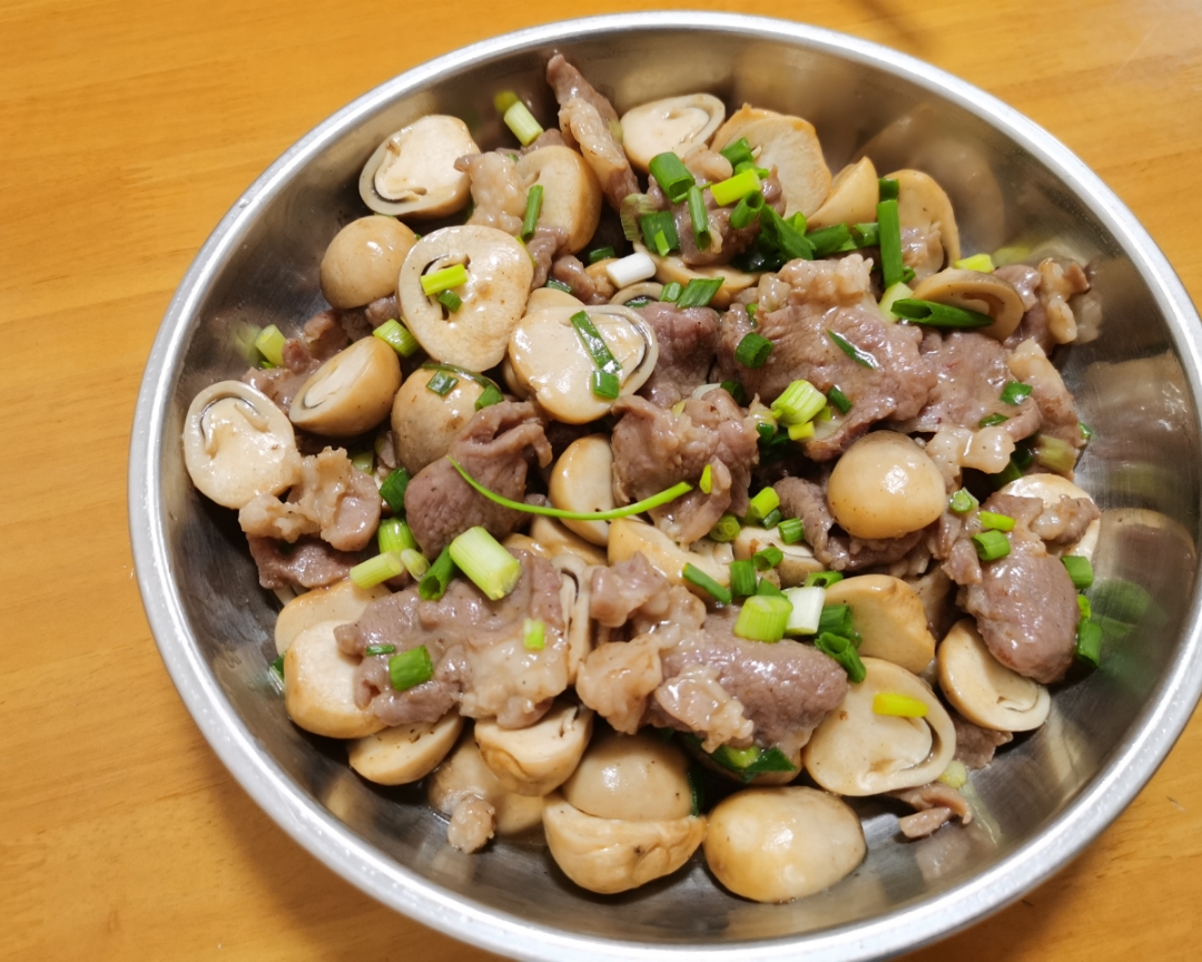 排骨腊味饭、草菇炒肉片的做法