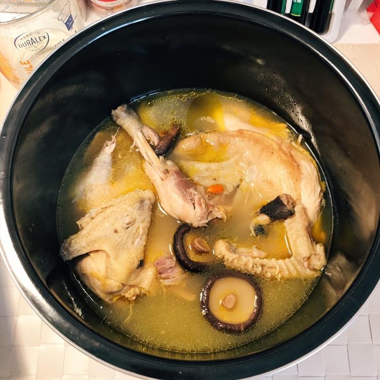 香菇炖鸡汤