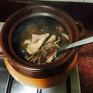 茶树菇大骨头汤的做法 步骤2