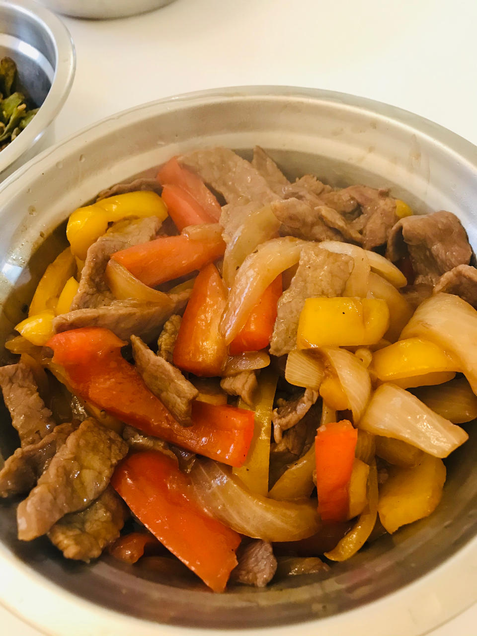 色彩鲜亮饱满的牛肉菜，孩子爱吃的——彩椒牛柳【孔老师教做菜】