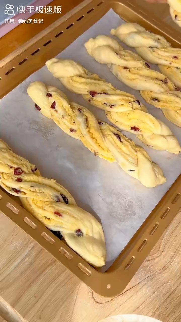 牛奶液种椰蓉面包