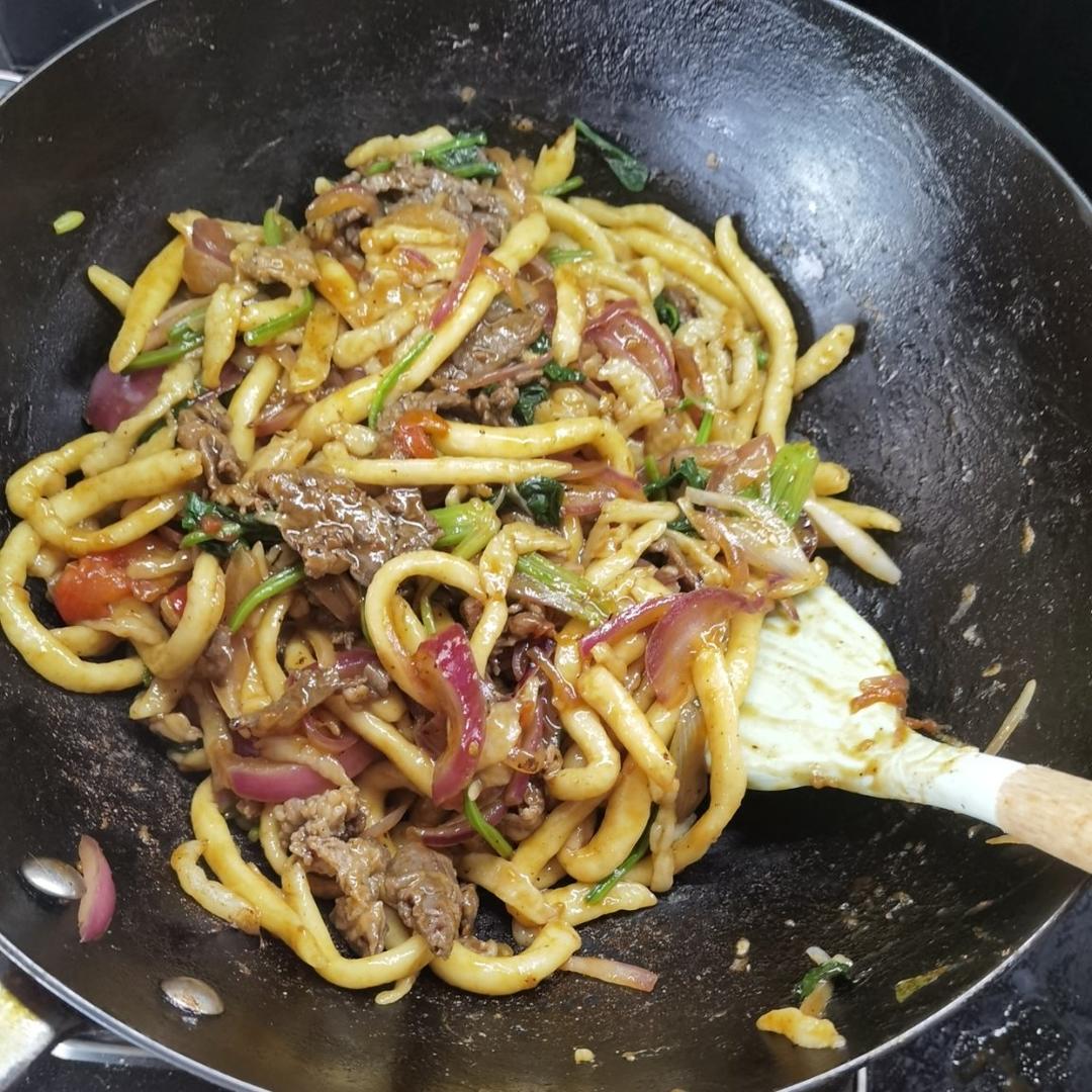 孜然牛肉炒拉条 家常面条百吃不厌的美味做法