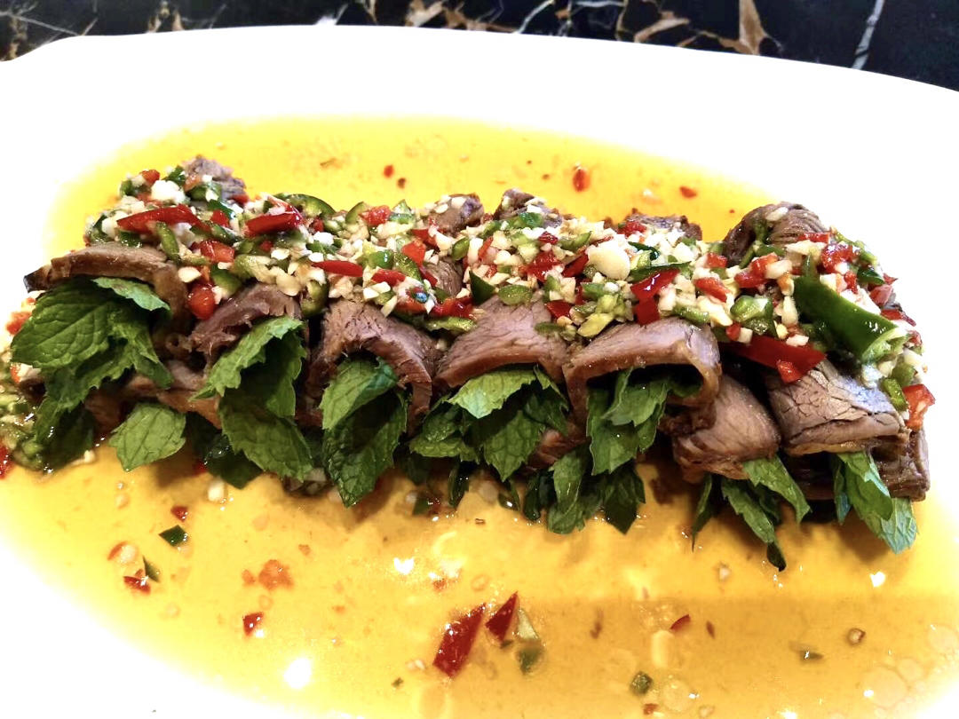 【薄荷卷牛肉】云南人的秘制卤牛肉，夏天吃不油腻