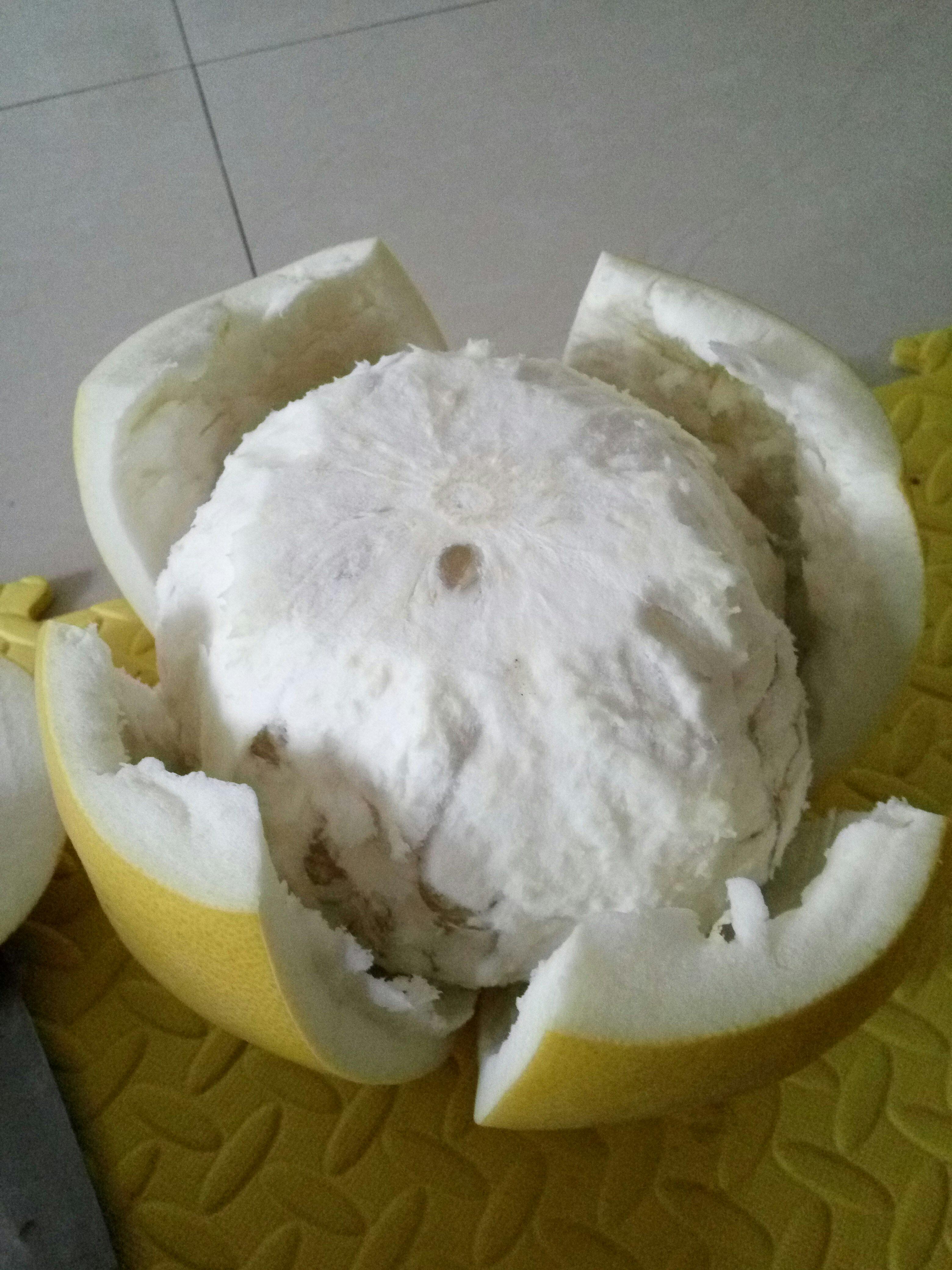 巧剥柚子皮的做法 步骤2