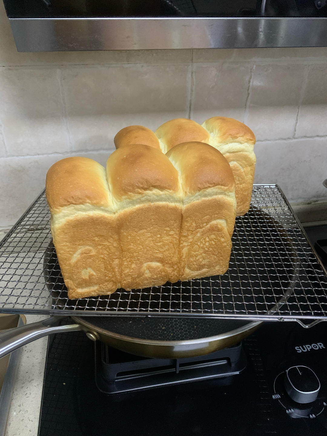 两条超级软的甜甜吐司