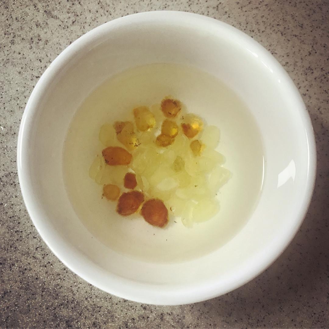 美容润肤 益气补血《桃胶皂角米百合银耳红枣羹》