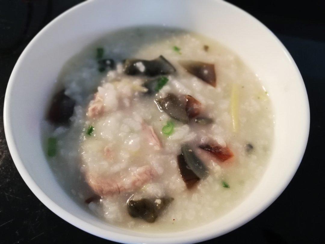 砂锅皮蛋瘦肉粥