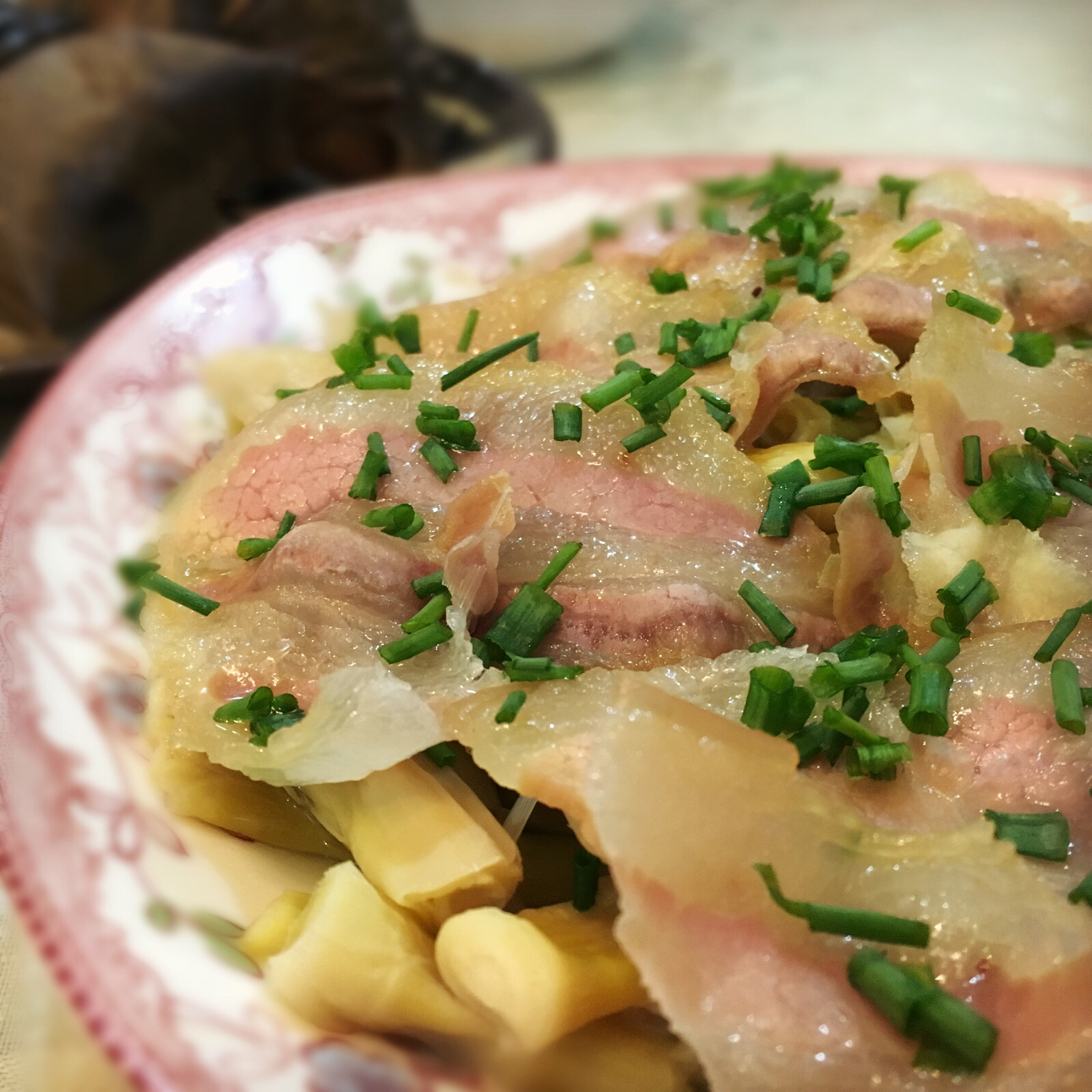 大头亘做的腌肉蒸春笋