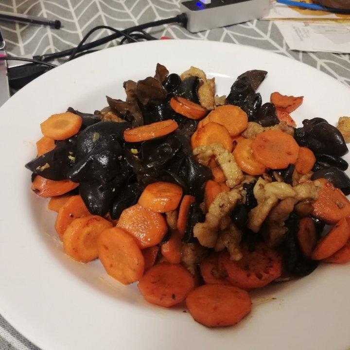 胡萝卜木耳炒肉丝