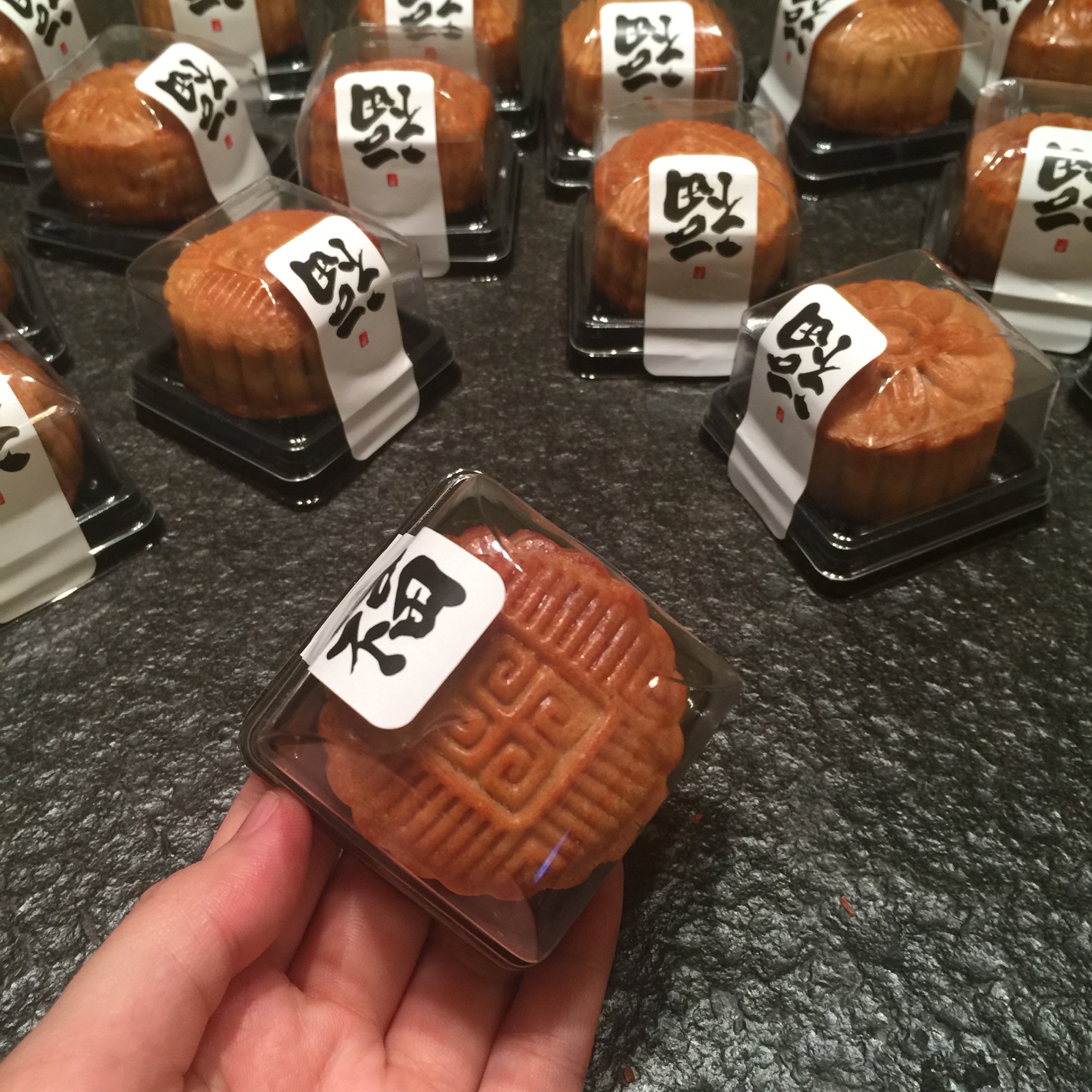 广式月饼—蛋黄莲蓉月饼
