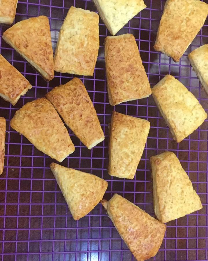 【视频】3分钟 奶油司康Scone(可能是世界上最快手的司康) 消耗淡奶油～