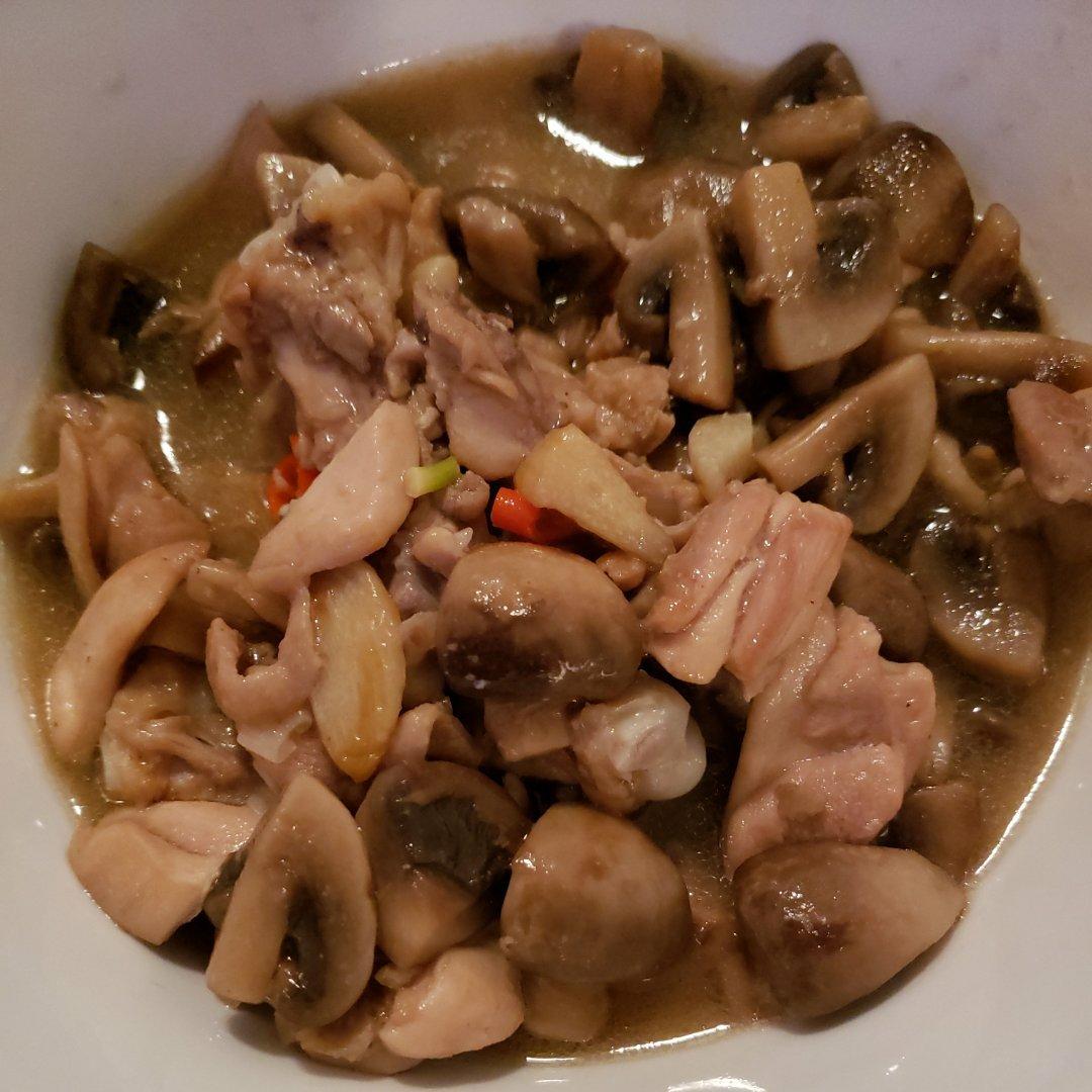 鸡腿肉烧蘑菇