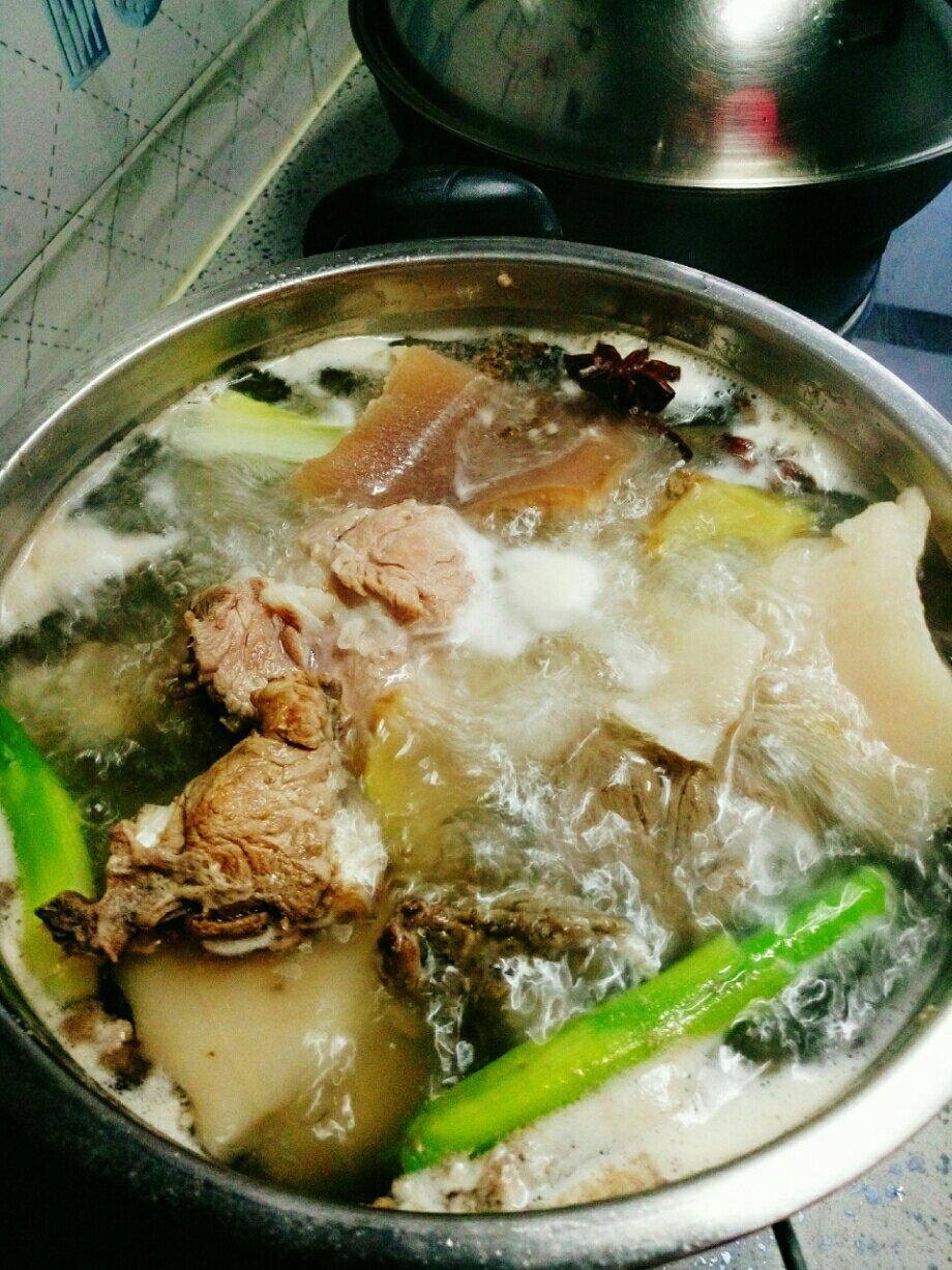 非常简单又美味的大骨头汤