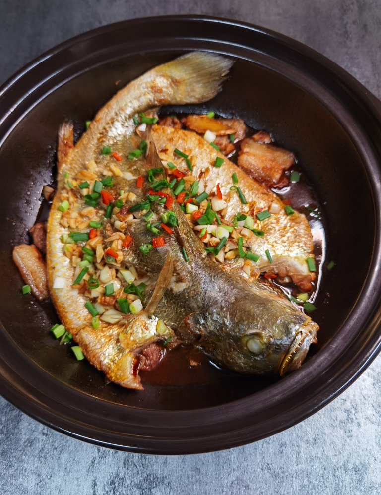 不放一滴水的砂锅焗黄鱼的做法