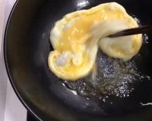 韭菜盒子  韭菜鸡蛋饼的做法 步骤3