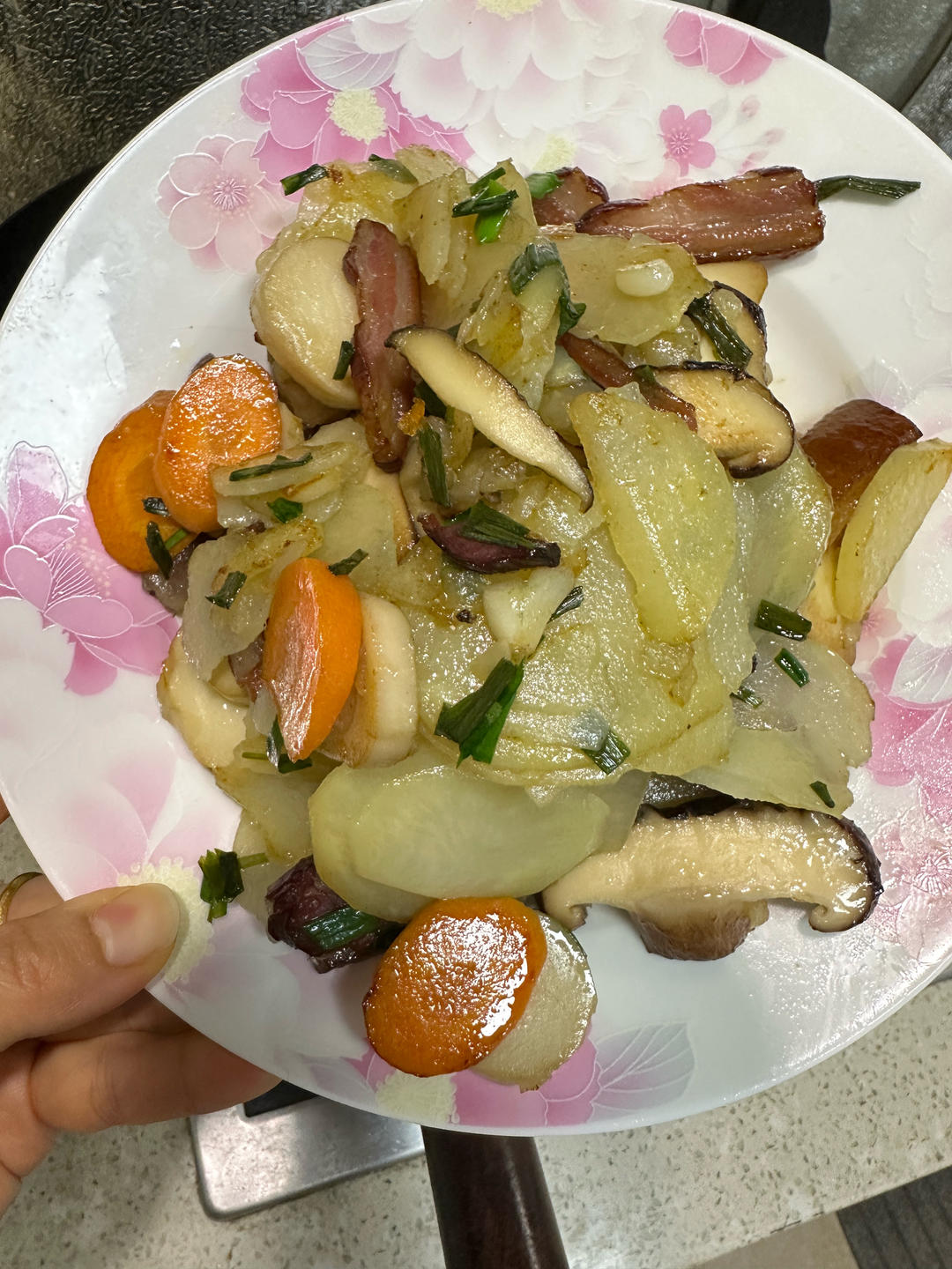 百吃不厌的腊肉炒土豆片！荤素主食一锅出~