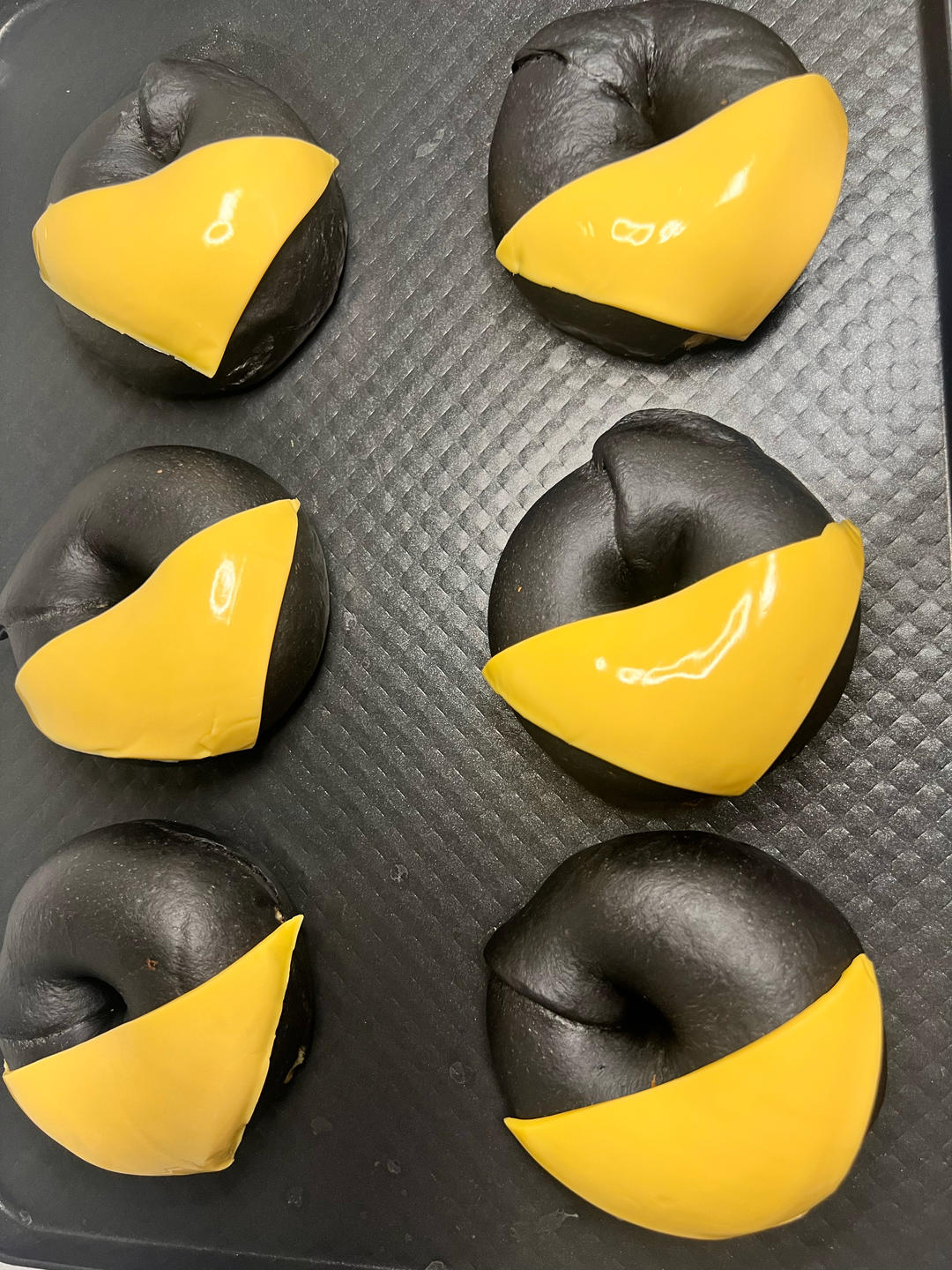 芝士金枪鱼竹炭贝果