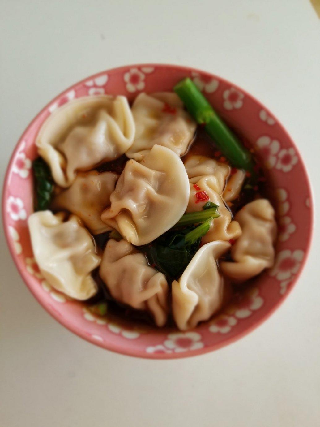 省时又便捷，没人能抗拒这碗酸汤水饺！🥟