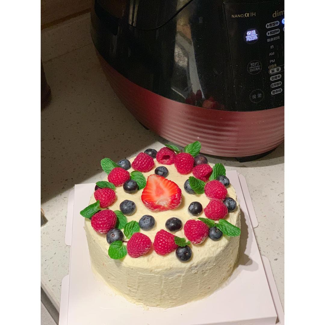 焦糖淋面生日蛋糕树莓蓝莓水果蛋糕