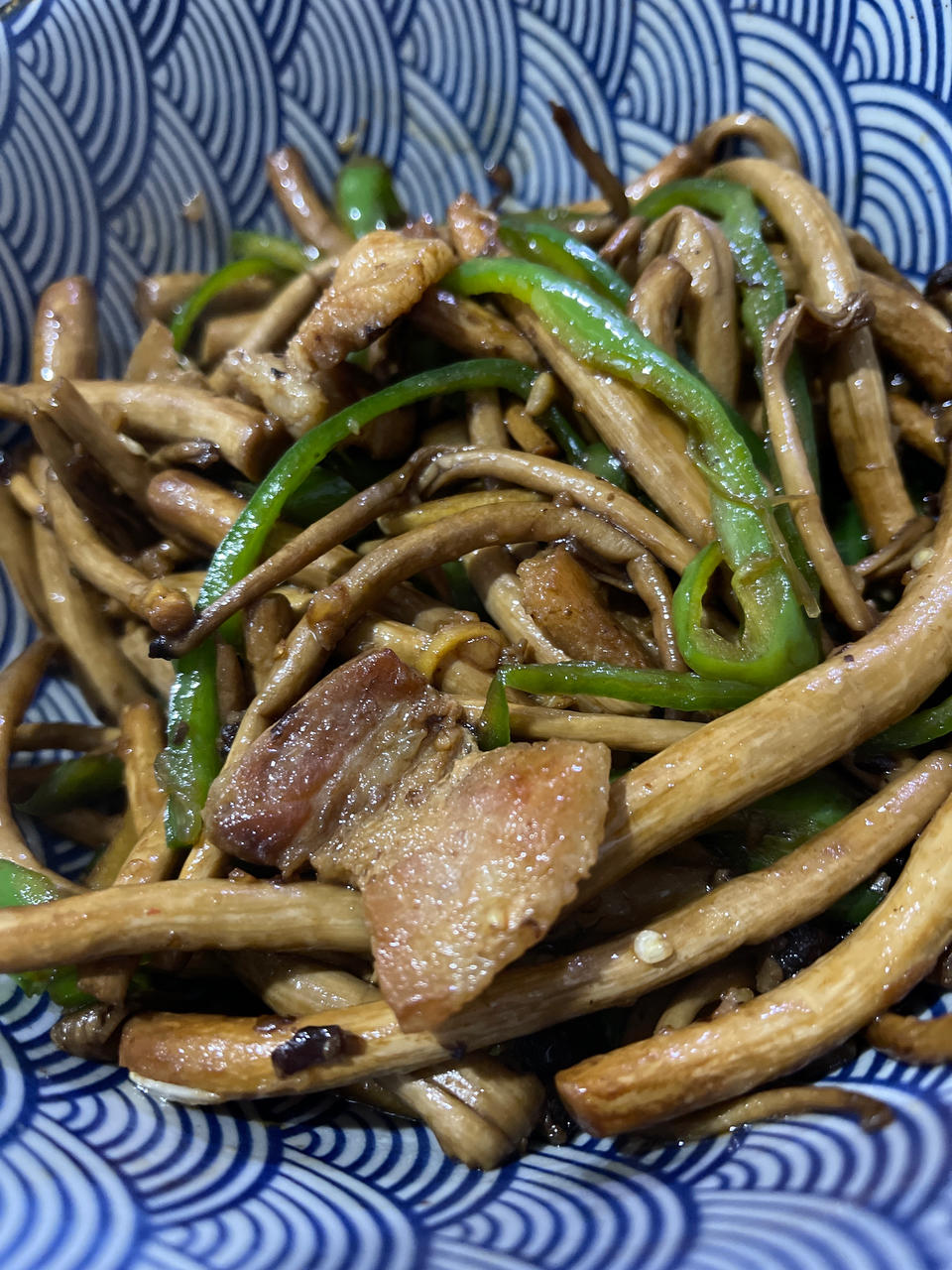 五花肉干锅茶树菇