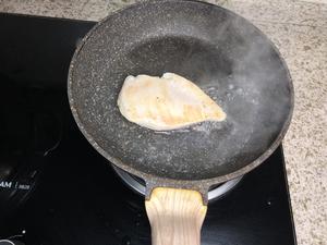 减脂餐|嫩嫩嫩水煎鸡胸肉的做法 步骤3