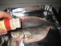 盐烤鲈鱼的做法 步骤2