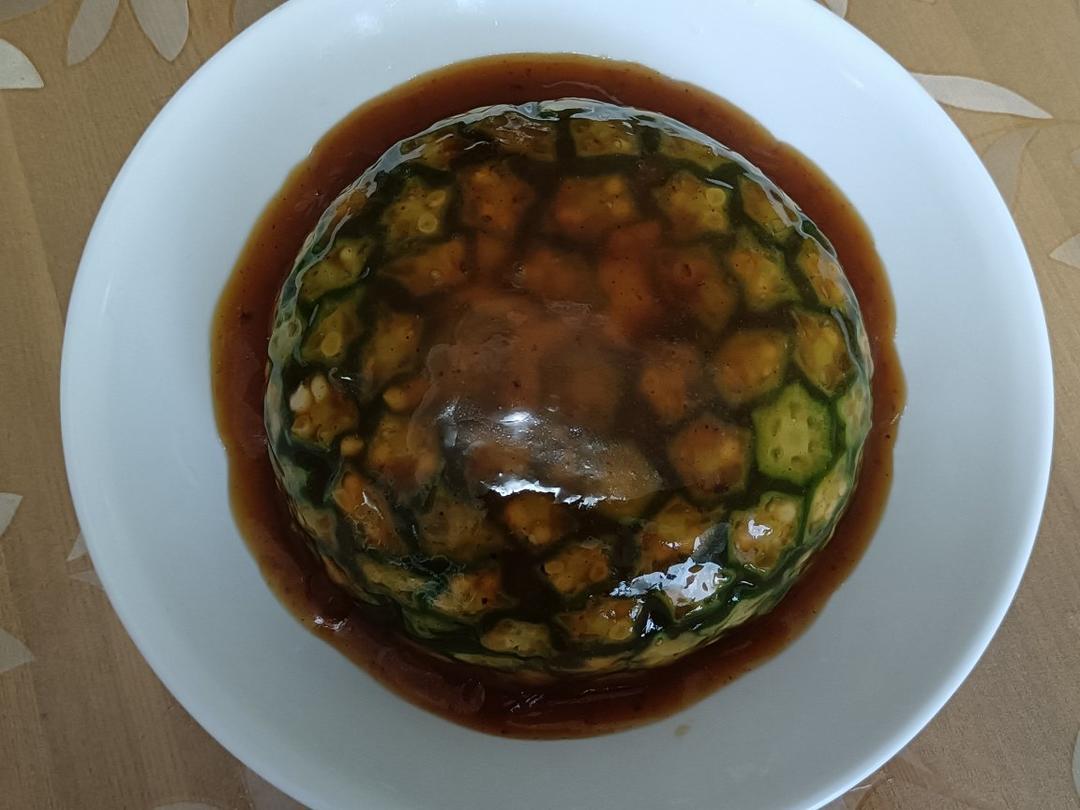 这绝对是秋葵颜值最高的做法，好看又好吃，端上桌最先光盘