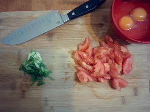 西红柿鸡蛋，糊汤美味茄汁鸡蛋面的做法 步骤1