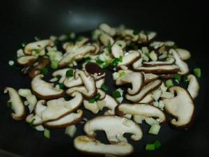 低热饱腹还好吃：香菇鸡丝高丽菜卷的做法 步骤3