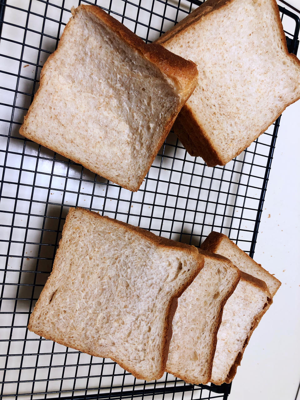 柔软的蜂蜜牛乳全麦吐司