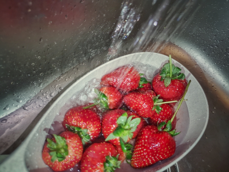 草莓果昔—一粉粉的春天饮品（简单美味美丽）的做法 步骤1