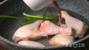 葱香手撕鸡- 一连盛了3碗饭，这鸡好吃极了。的做法 步骤1
