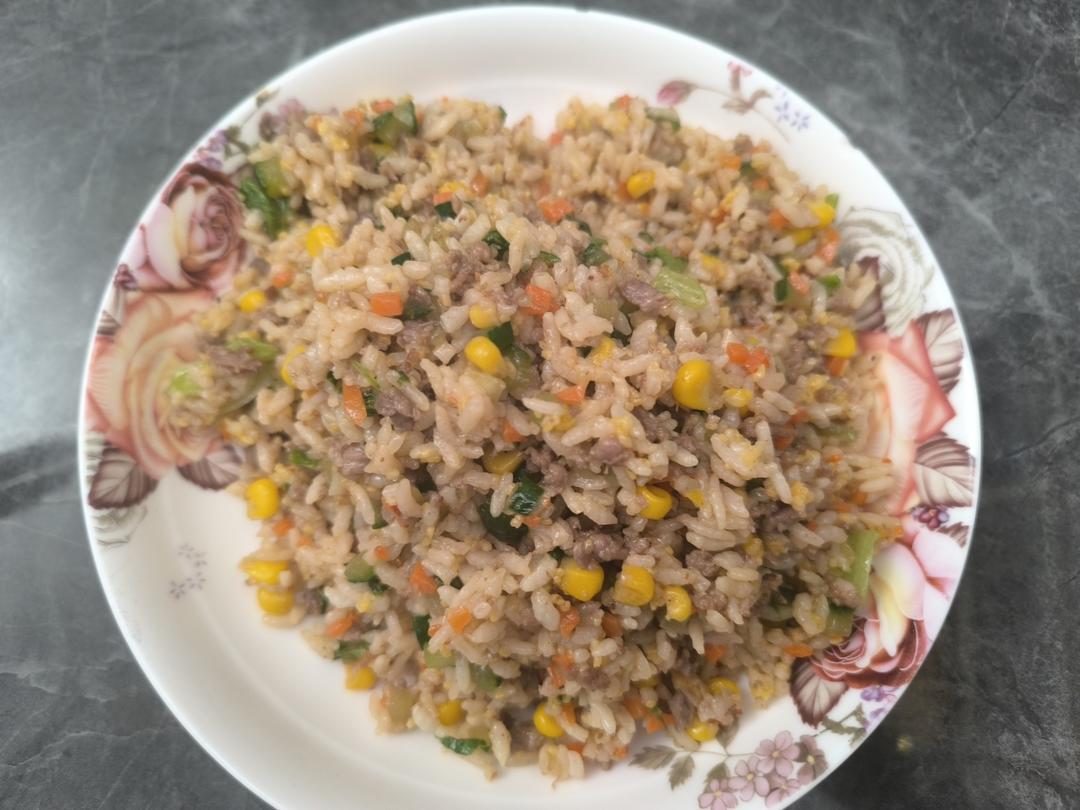 胡萝卜黄瓜火腿鸡蛋炒饭