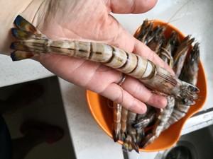 超美味的蒜香芝士烤斑节虾的做法 步骤1