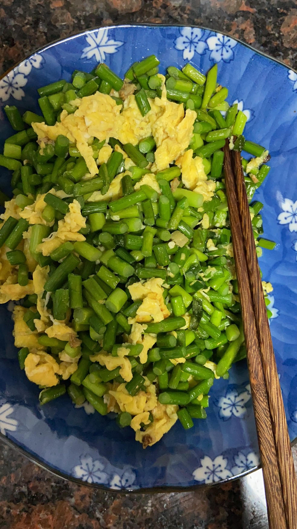 两分钟做好蒜苔炒鸡蛋