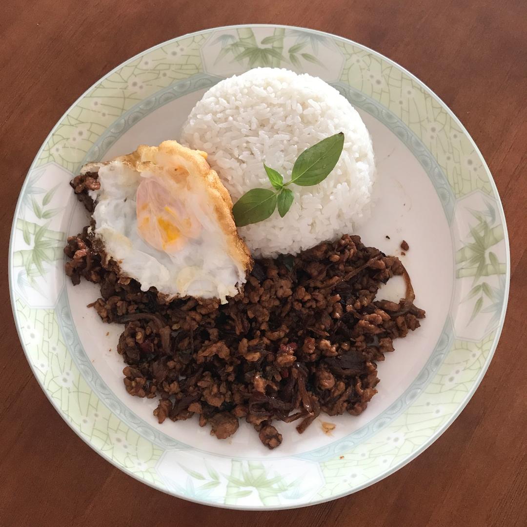 泰式肉碎炸蛋饭 pad ka prao