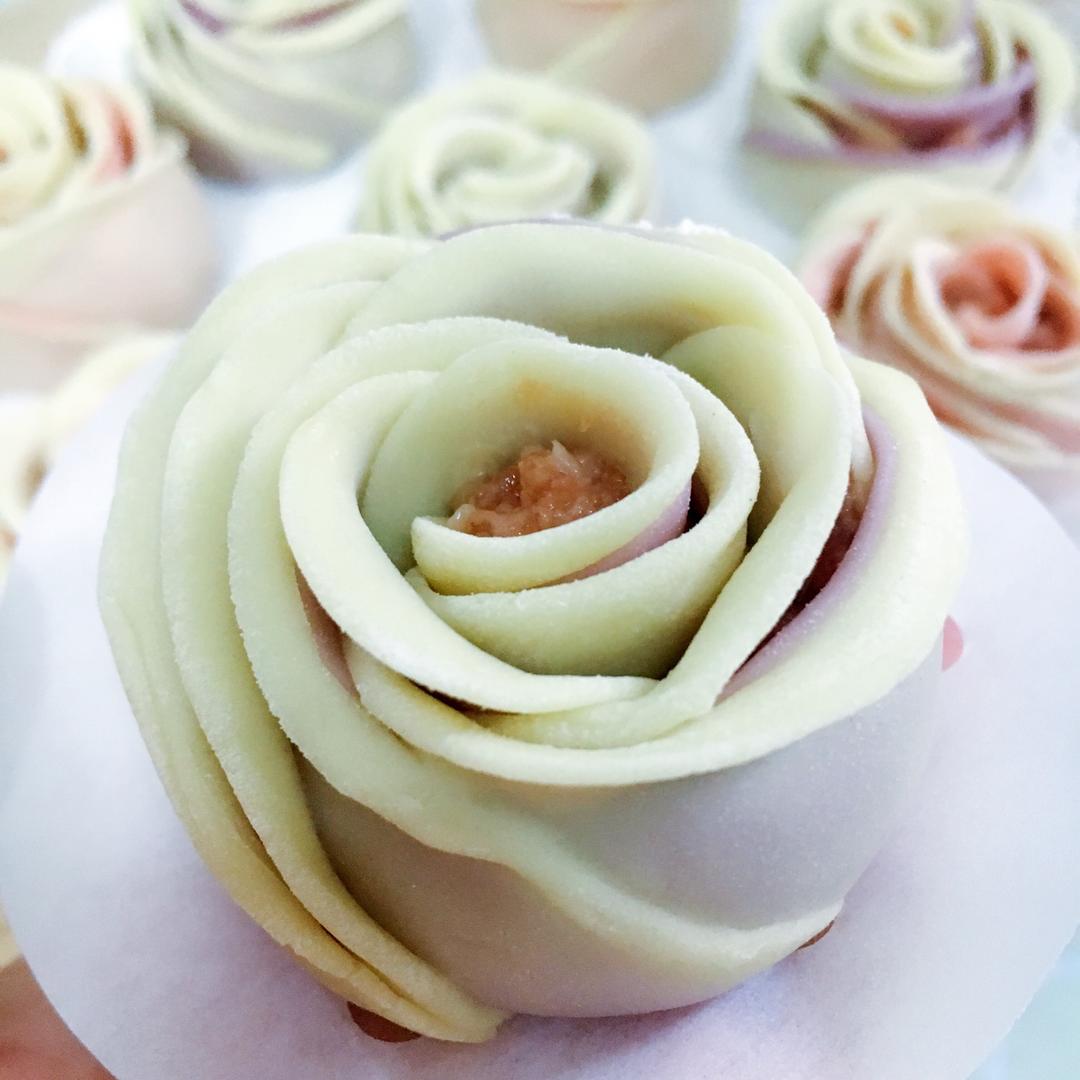 芯芯手工做的玫瑰花饺子