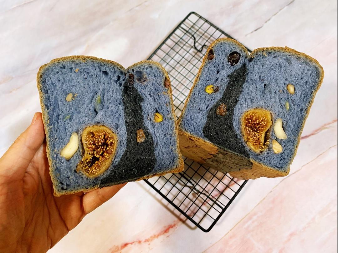 星空吐司致敬梵高经典手揉蝶豆花粉版坚果面包颜控