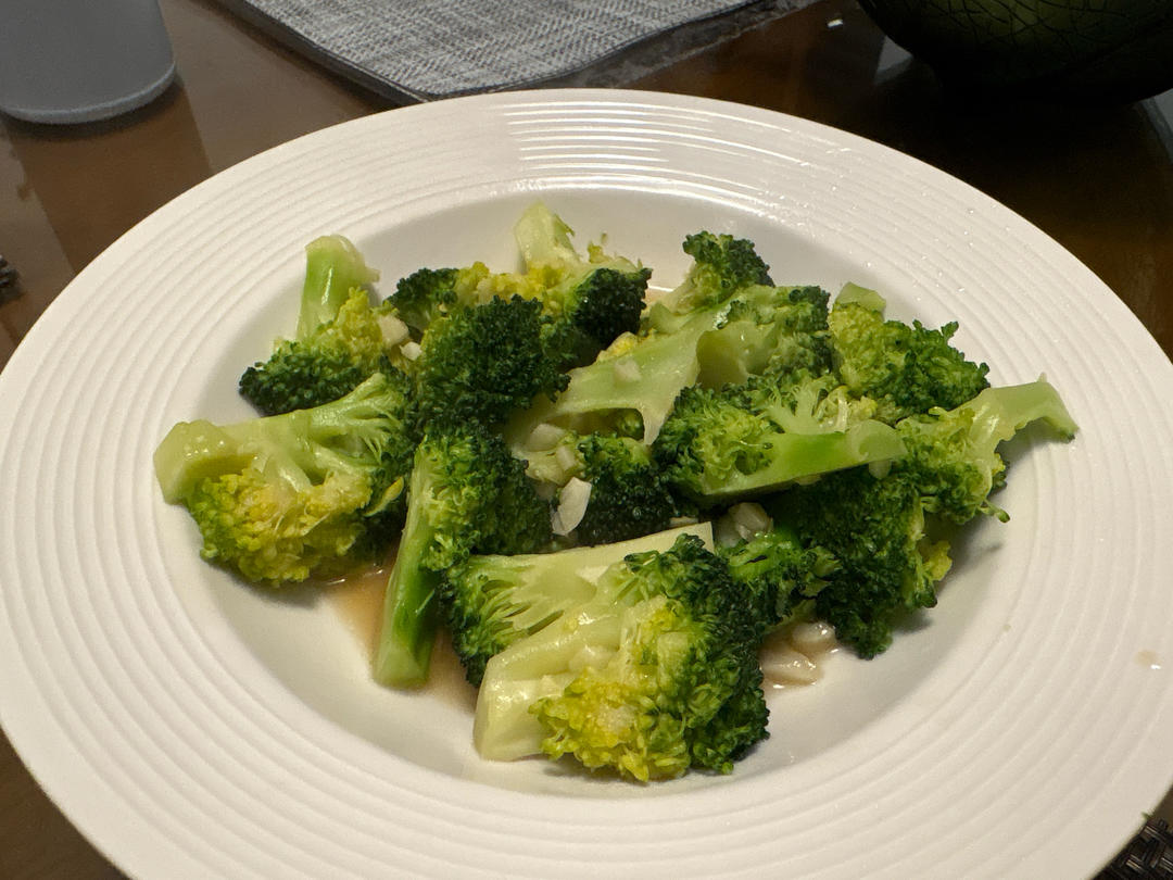 好吃到爆的耗油蒜蓉西兰花(从不修图，喜欢请关注)