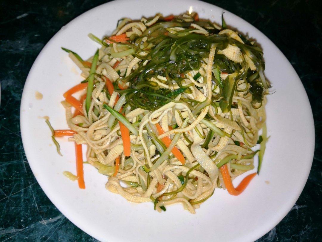超快手的凉拌千张黄瓜胡萝卜丝